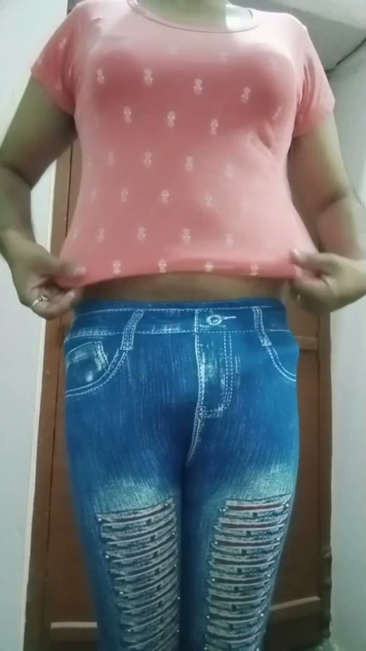 Indian Gay Crossdresser Gaurisissy pembe tişört ve mavi taytla gerçek ev yapımı xxx seks | Bölüm 1