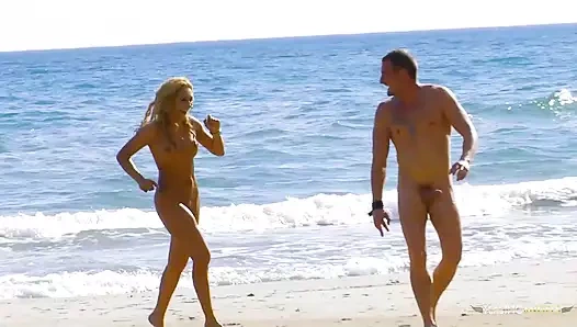 Fotoğrafçı rahatlatıcı fotoğraflar çekmek yerine sarışını eğiyor.