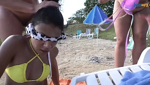 Lezbiyen plajda göt yalıyor