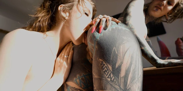 Twotattooed lezbiyen anal delik genişletme ve fışkırtma ve büyük oyuncak