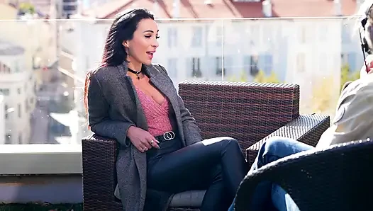 Esmer MILF komşularla yatıyor