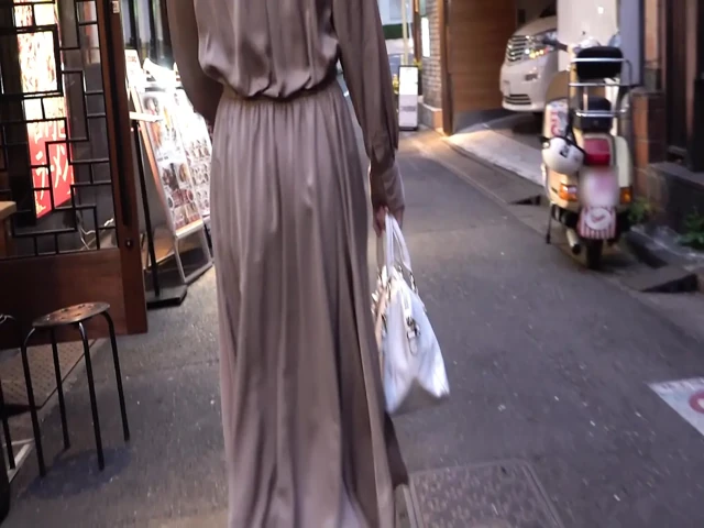 P138G05 biraz seni almakta ısrar eden ve bir otelde kalan sinsi güzellik! Seksi seven seksi bir erkek delisi güzellik!