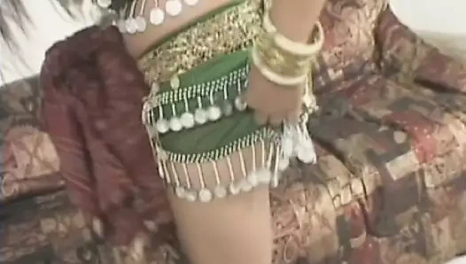 Ateşli Hintli sürtük ateşli bir Fransız üçlü sekste sert sikiliyor