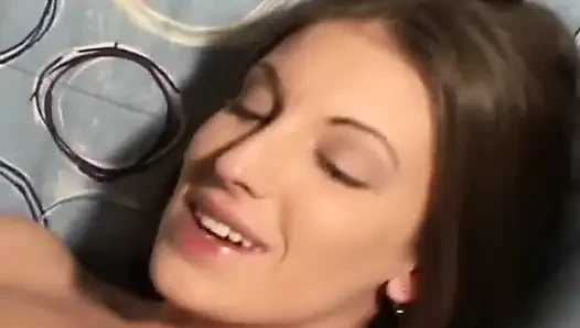 Baştan çıkarıcı esmer hatun amını dölle dolduruyor