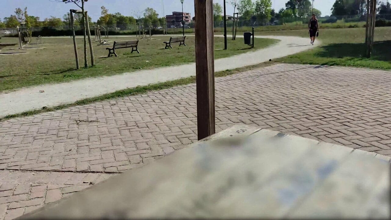 Öğretmen halka açık bir parkta bir öğrencinin yarağını sıvazlıyor - riskli seks
