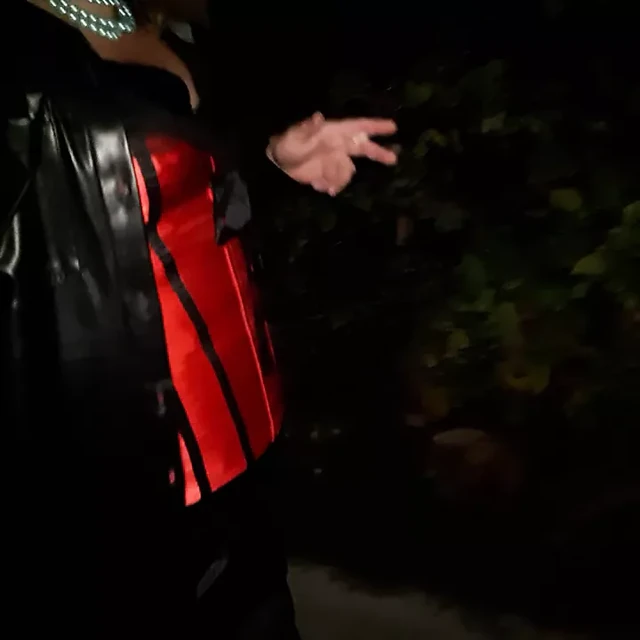 Идущий в красном корсете