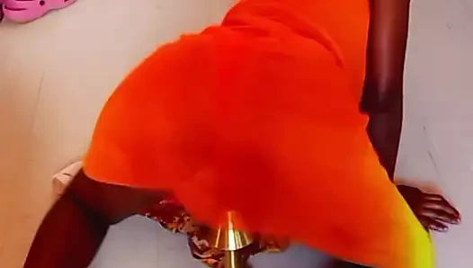 Annem beni kızıl saçlı lamba tutacağıyla kendimi sikiyor