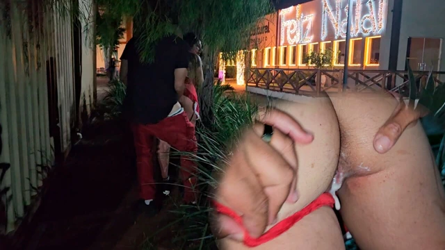 Prezervatifsiz meydanda sikişiyor ve gavat kocasının önünde dölleniyor - Noel özel