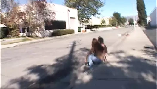 iki şaşırtıcı ve yetenekli alman civciv alma püskürtülür ile cum