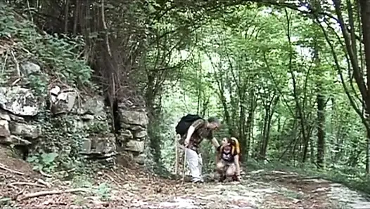 Edepsiz yaşlı domuz sevimli bir genç kızla sikişiyor