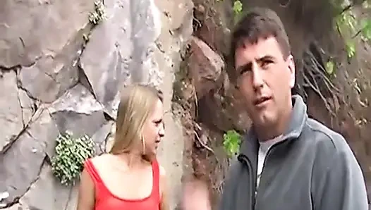 İki yaramaz Alman kız ormanda büyük bir döl paylaşmayı seviyor