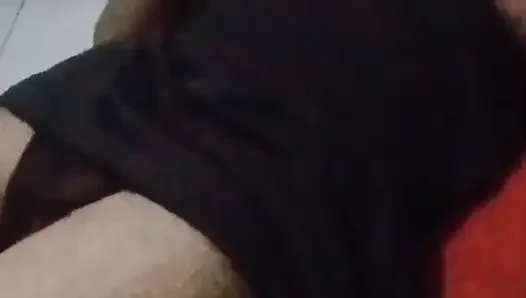 Güzel kız telefonuyla rahatlıyor