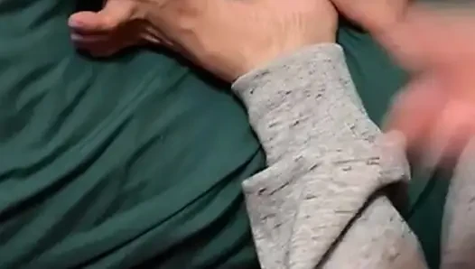 Melove küçük ayaklarını temizliyor ve tırnaklarını yapıyor
