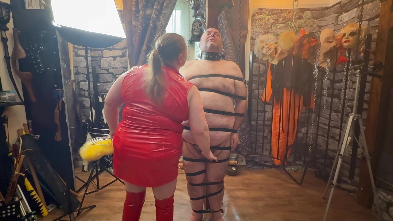 Bölüm 2:- Domina zindanda booboo'yu güvenli hale sokuyor.