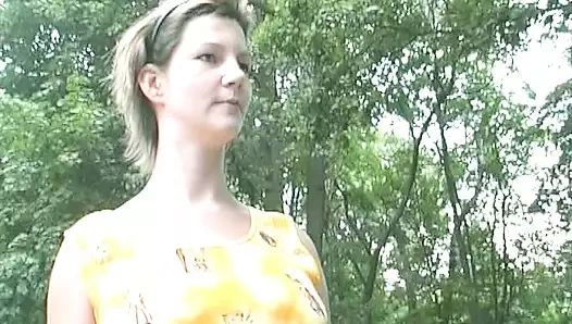 Tombul Alman kadın küçük göğüslerine sıcak döl alıyor