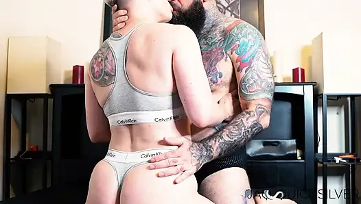 Mürekkepli ftm jaq quicksilver sakallı adam tarafından sikiliyor