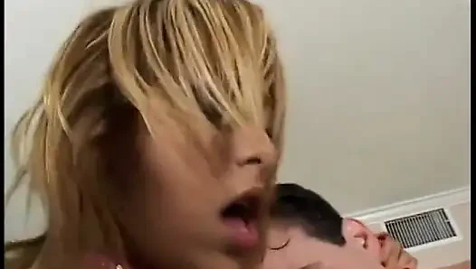 Azgın yaşlı adam kızların sıkı ıslak göt deliğine dildo kaydırıyor