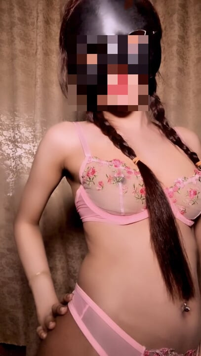 Maya sin - süper ateşli Hintli bebek soyunuyor ve erkek arkadaşı için ıslak amını parmaklıyor