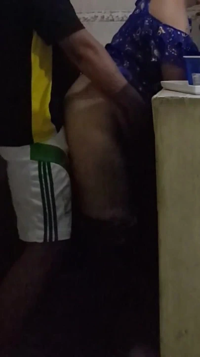 "Hizmetçi mutfakta götünü teslim ediyor"