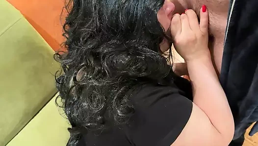 Büyük memeli orta yaşlı seksi kadın sakso çekti ve götünü çerçeveliyor