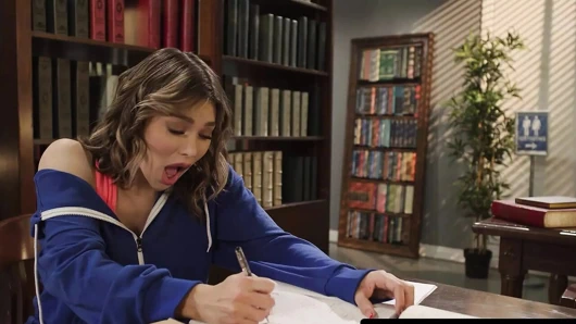 Transfixed - lezbiyen öğrenci en iyi arkadaşı Emma Rose'un ve ateşli kütüphaneci Kasey Kei'nin yarağının tadına bakmak istiyor