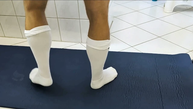 Kullanıma hazır köle sikini sıvazlıyor