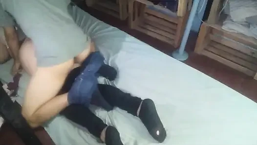 Alacakaranlıkta beyaz gömlekli ve siyah ayakkabılı bir yandan çektim