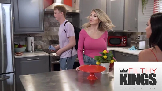 Annemi doldur - üvey oğul büyük memeli üvey anne Alyssia ve Gigi Dior ile sikişiyor