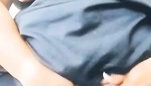 Büyük memeli ve açık amcıklı Hintli