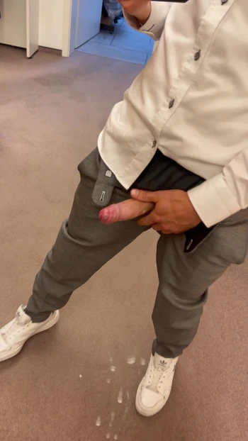 Возбужденный твинк на работе