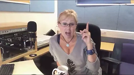 Nefis sarışın orta yaşlı seksi kadının göğüs dekoltesi büyük memeler!