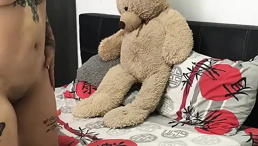 İç çamaşırlı arkadaşım amına mastürbasyon yapıyor ve bana göğüslerini gösteren bir video gönderiyor.