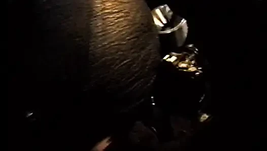 Azgın orta yaşlı seksi kadın mağazada zonklayan yarağı gırtlağına kadar alıyor