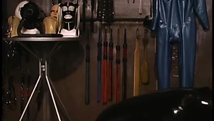 Lastik çuvalın içinde kendini fermuarlı sürtük