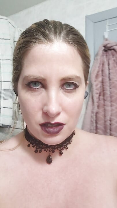 Gotik sahibe sana amını yediriyor. ASMR