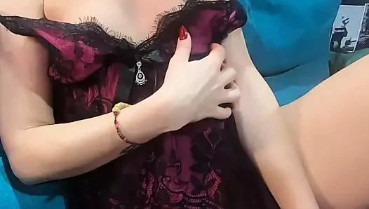 Külotlu minyon göğüslere ve kediye dokunmak – sıcak