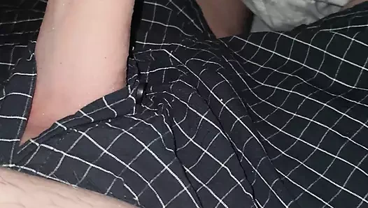 Etek altında külotsuz üvey anne Hintli üvey oğlu yarakla mastürbasyon yapıyor