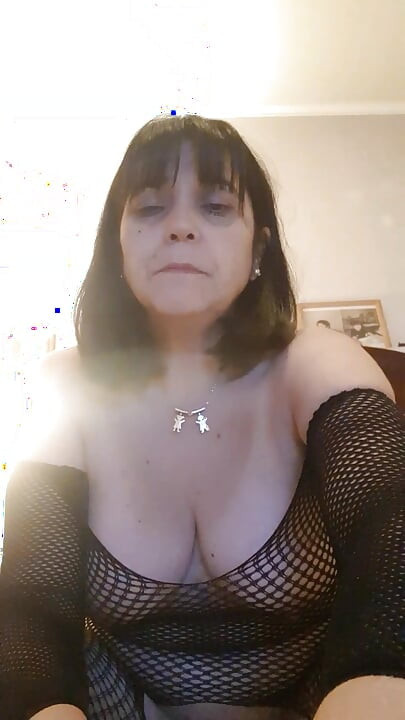 Orta yaşlı seksi kadın leotar takıyor ve güzel bir yarakla sikişiyor