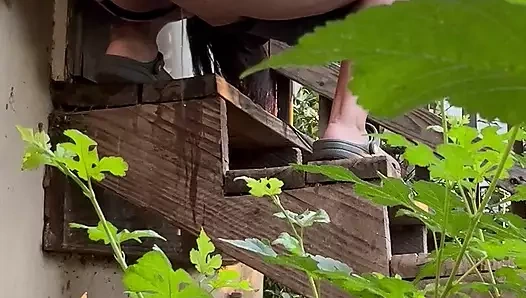 Arka bahçeme hızlı işiyorum