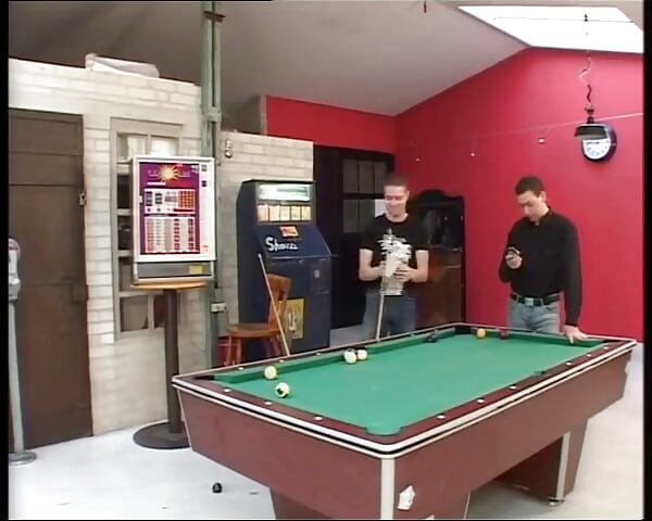 Almanya'dan sarışın sürtük bilardo masasında sikiliyor