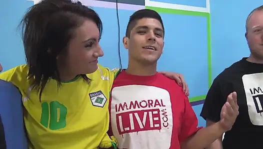 Azgın kızlar profesyonelce yarağını emiyor