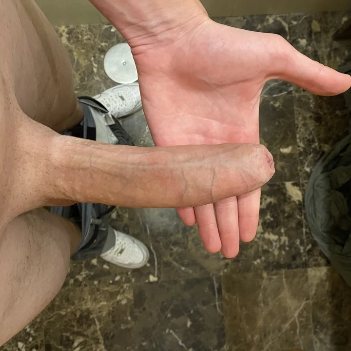 Большой белый хуй кончает на мраморе