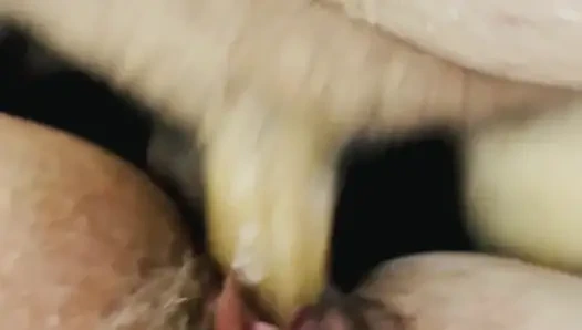 Kremsi orta yaşlı seksi kadın amcığını sikiyor