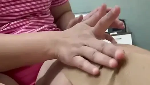 Hintli üvey anne tıraş oluyor ve kıllı amını ağdalıyor