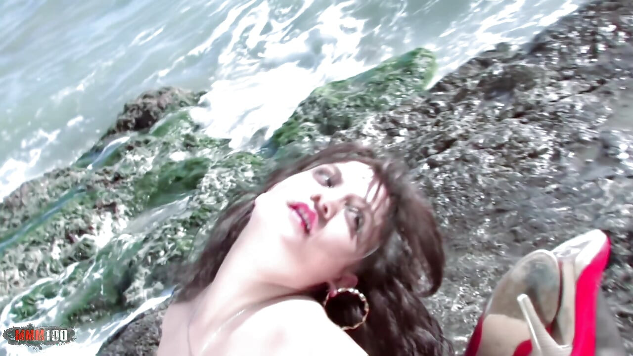Yesenia rock kükürtlü ateşli latin striptiz