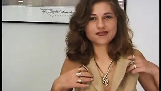 Esmer kız kamerada dans ediyor ve azdırıyor