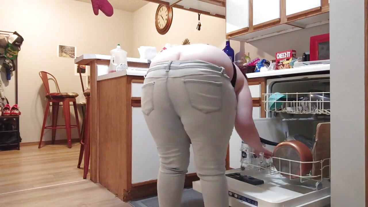 Buttcrack boşaltan bulaşık makinesini ortaya çıkarıyor