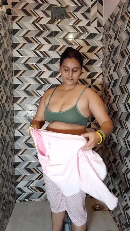 Hintli kadın banyo sahnesi