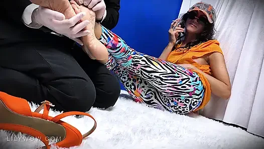 Tayt masajında çıplak ayaklar, yüksek topuklu ayakkabılar, asmr, ateşli bacaklar, anne ayakları, ayak masajı