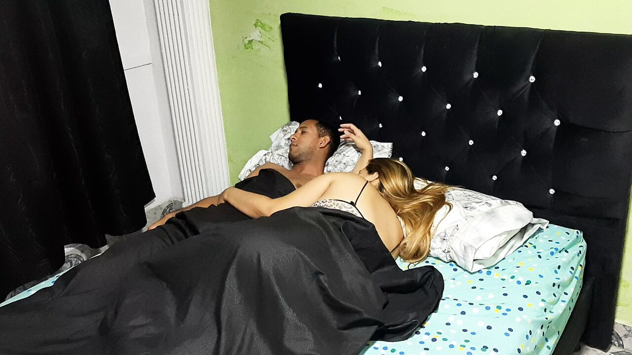 Üvey kardeşimin karısını yüzünde penisim ile uyandırıyorum